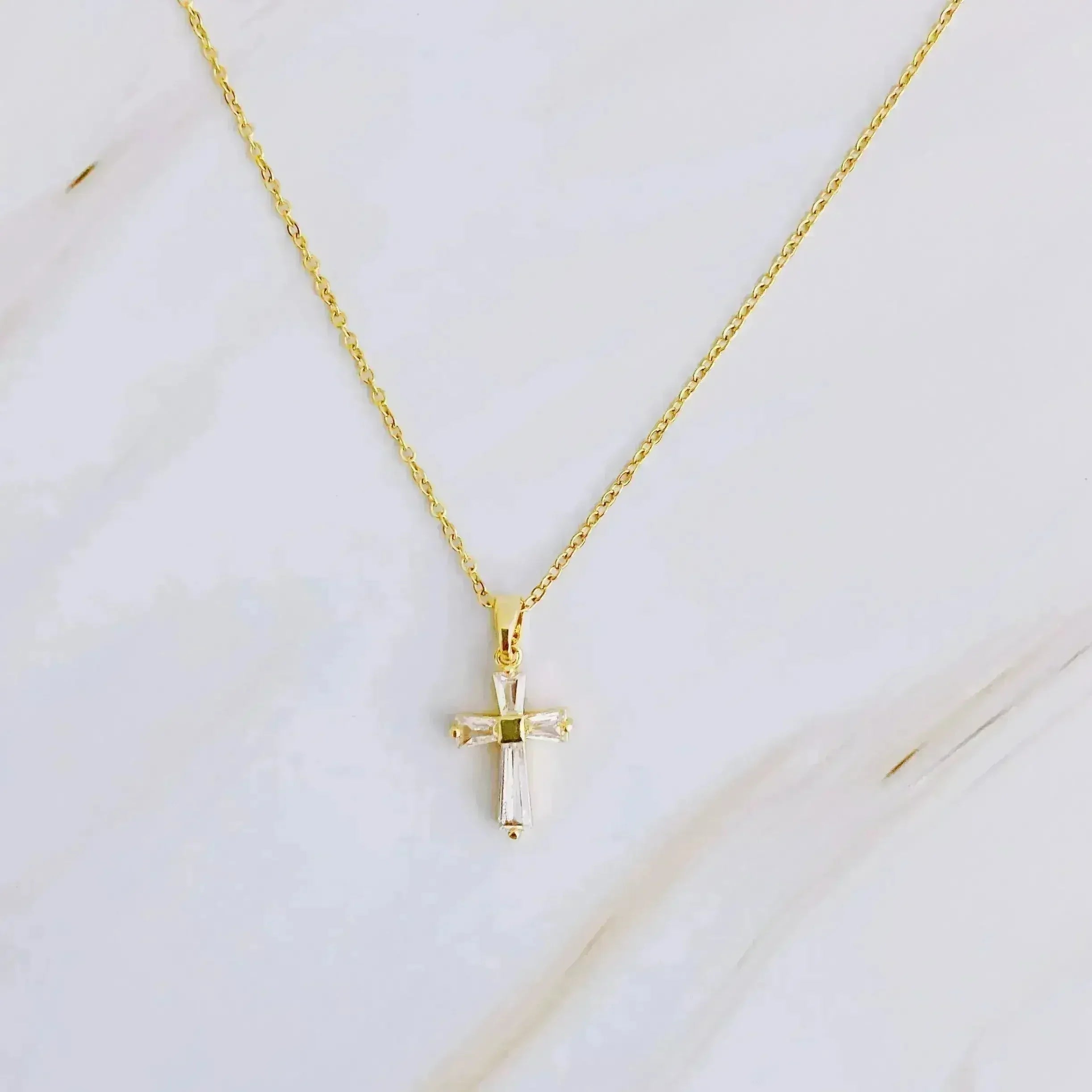 Crystal Cross Necklace – Elegant 18k Gold Plated Pendant | Timeless Style